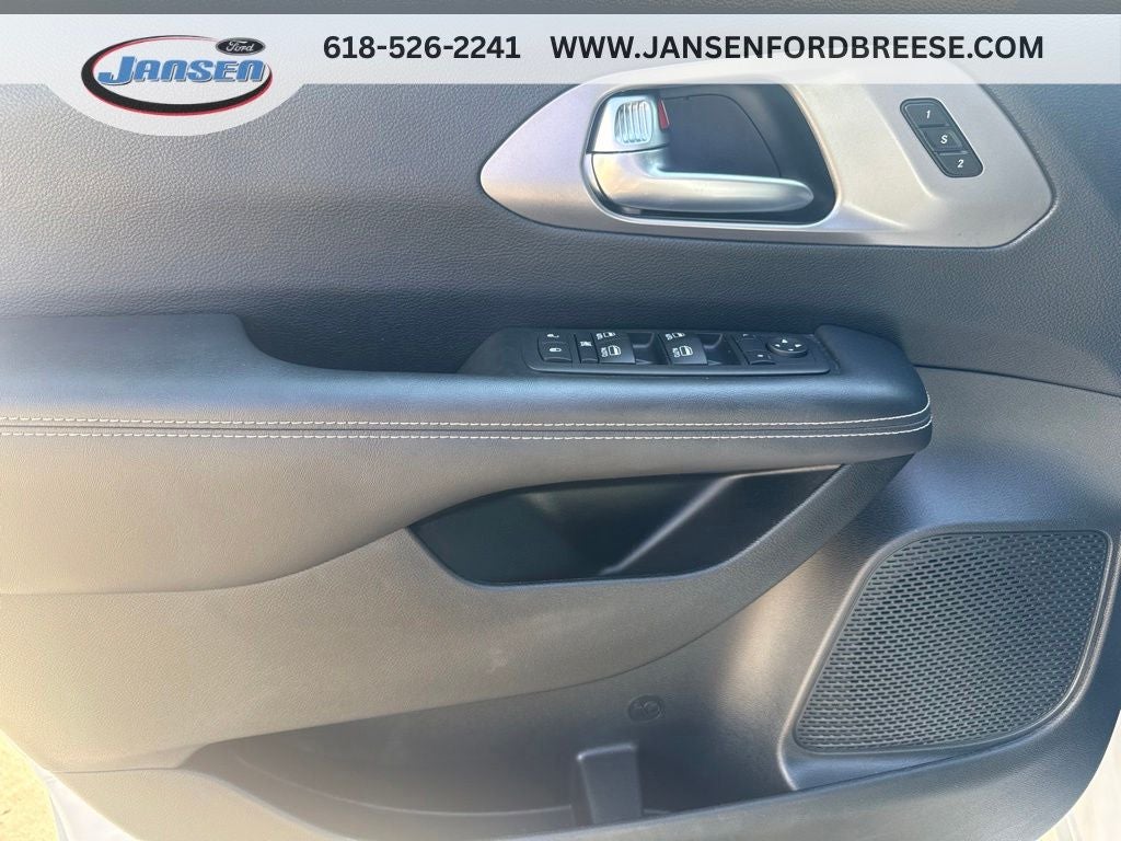 2025 Chrysler Pacifica Select