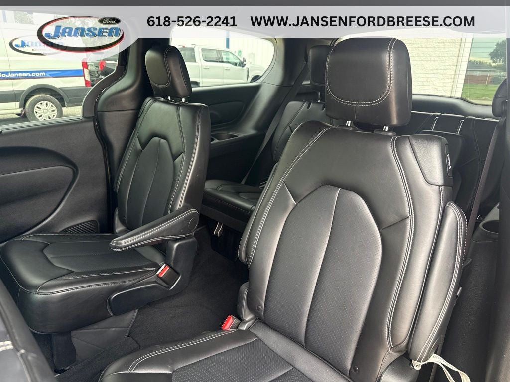 2025 Chrysler Pacifica Select