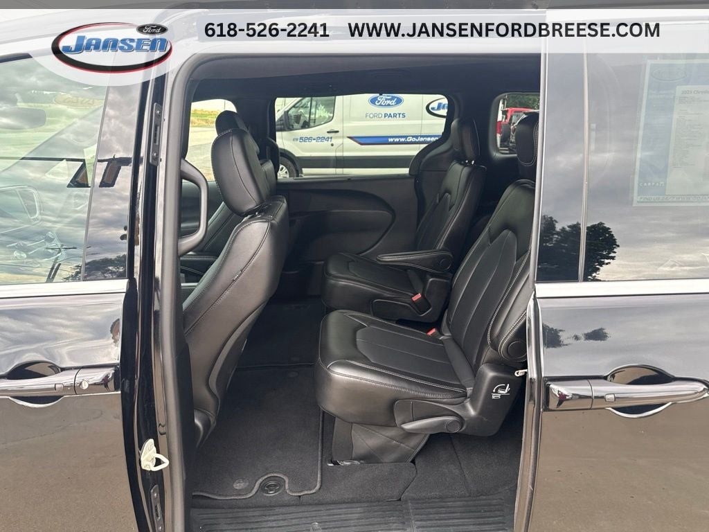 2025 Chrysler Pacifica Select